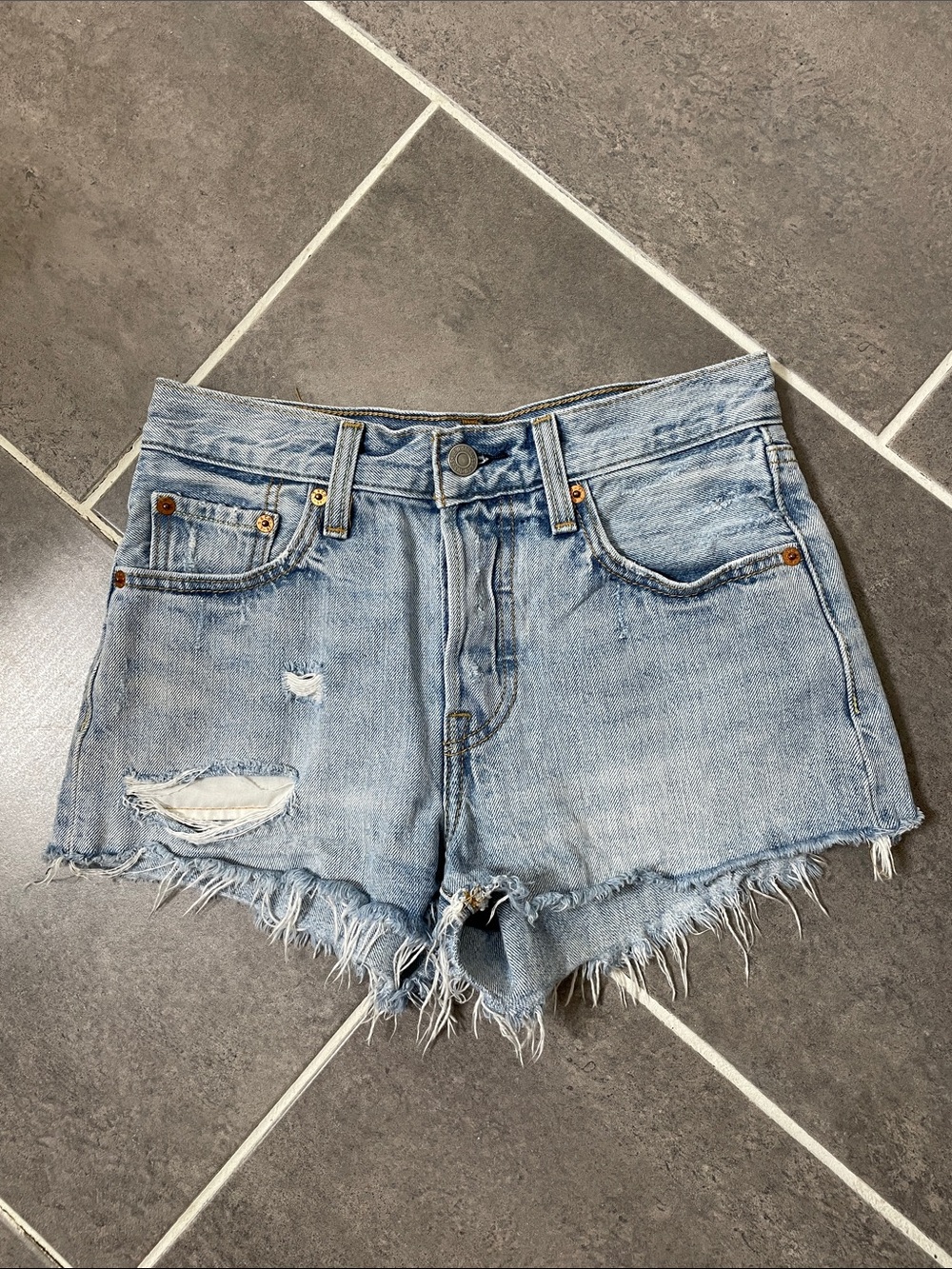 Levi’s 501® ORIGINAL FIT HIGH RISE JEAN SHORTS size 24